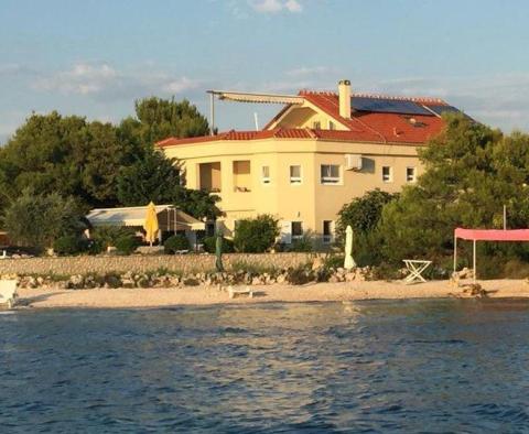 Szép tengerparti turistaszállás 5 apartmanból, közvetlenül a tengerparton 