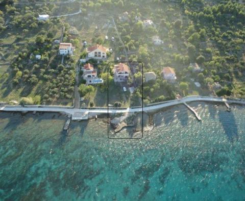 Első sorban nagyon magánház Vodice környékén, Prvic szigetén, első sor a tenger felé a kikötővel 