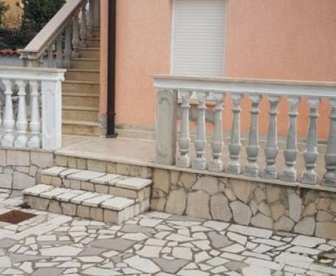 Mini-hotel 320 m2 se 3 apartmány a kanceláří, Ližnjan 