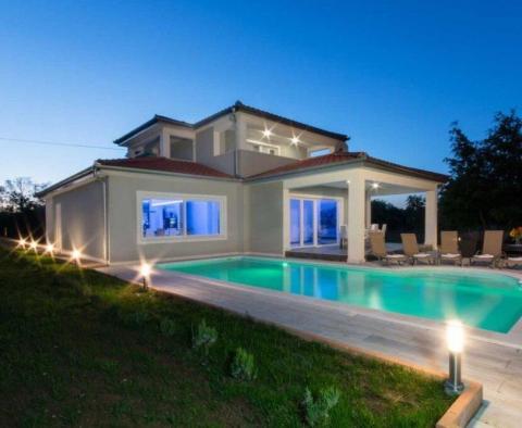 Neue Villa im authentischen Stil mit Pool und angelegtem Garten in Labin 