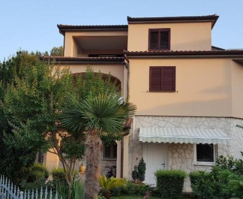 Immeuble avec 5 appartements et plus à Banjole en pleine nature à seulement 300 m de la plage 