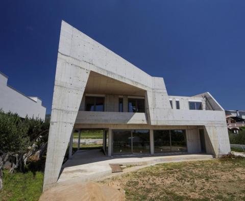 Supermoderní vila vyspělé architektury v Kaštel Štafilič jen 400 metrů od pláže - Le Corbusier by ji miloval 