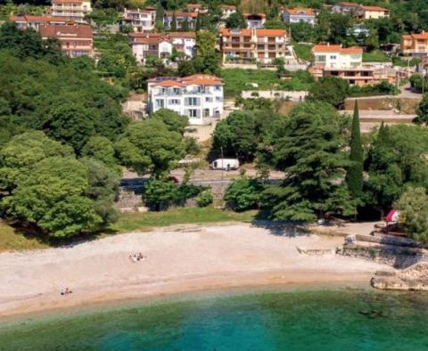 Fantastyczna nieruchomość turystyczna z 6 luksusowymi apartamentami przy piaszczystej plaży na Riwierze Opatija 