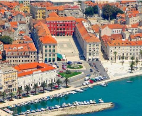 Maison unique sur trois étages avec une cour de 32 m2 au centre de Split (Varos), excellent potentiel touristique 