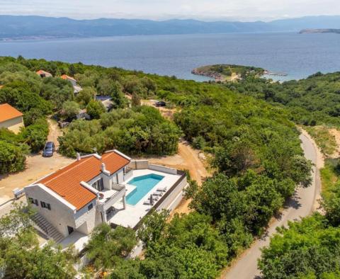 Schöne Villa mit Swimmingpool in Meeresnähe in Vrbnik, erste Baulinie zum Meer 