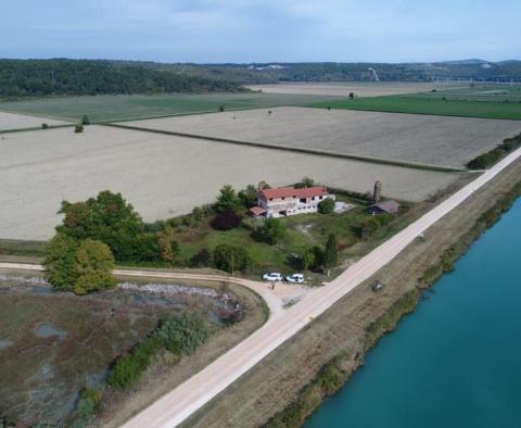 Grande propriété à rénover dans le quartier Antenal de Novigrad sur l&#39;eau 
