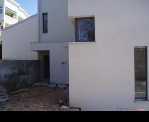 Maison incomplète à vendre à Kostrena à 300 mètres de la mer 