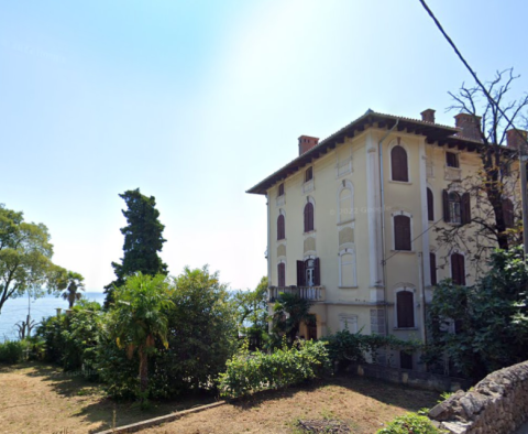 Villa for modernization in Lovran just 20 meters from the sea, with modernization project 