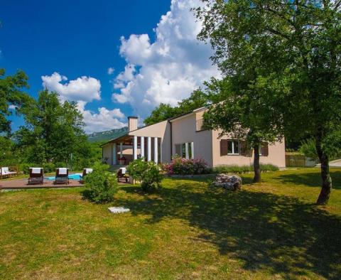 Moderně řešená vila s bazénem na velké zahradě v oblasti Buzet 