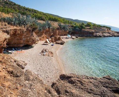 Teren miejski z panoramicznym widokiem na morze na wyspie Hvar 