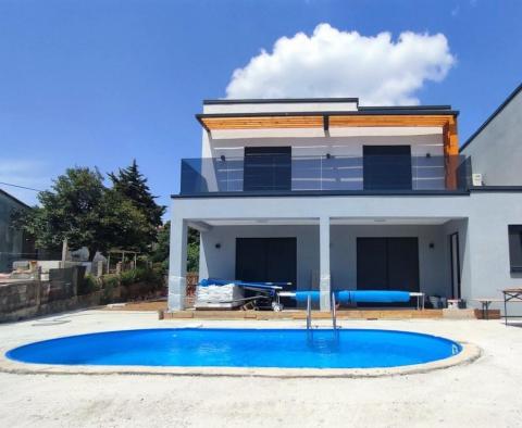 Moderne Villa mit Swimmingpool ca. 5 km vom Meer entfernt in der Gegend von Labin 