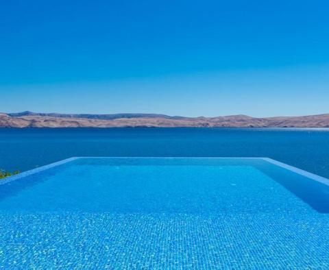 Fantastique villa en bord de mer d'architecture moderne sur la Riviera de Karlobag avec piscines intérieure et extérieure ! 