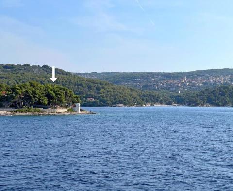 Starý dům k rekonstrukci v první řadě k moři v Sumartinu na ostrově Brač 