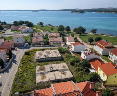 Projet d&#39;investissement - terrain avec permis de construire valide et sous-sol fini à seulement 80 mètres de la mer 