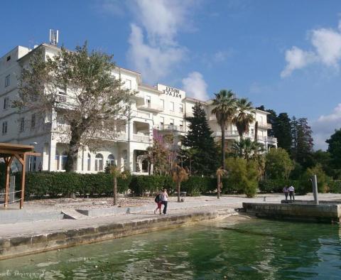 Propriété unique pour la rénovation d&#39;un emplacement au bord de l&#39;eau dans la région de Split 