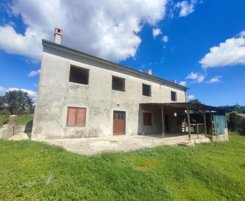 Anwesen von 9300 qm. mit zwei renovierungsbedürftigen Häusern in Svetvinčenat 