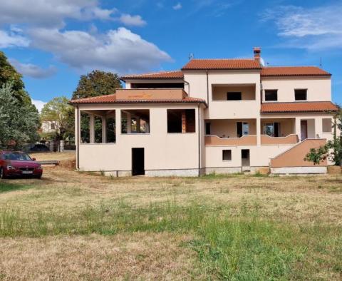 Nagy ház irodával és kerttel a Rovinj melletti Kanfanarban 