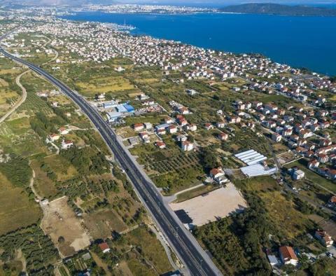 Stavební pozemek zajímavé polohy v Kašteli 