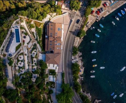 Un palais de 1ère ligne récemment rénové à Opatija avec piscine propose des appartements à vendre 