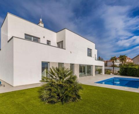 Lenyűgöző modern villa Krk városában, lélegzetelállító kilátással a tengerre 