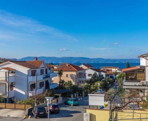Pensjonat z panoramicznym widokiem i restauracją w Njivice, Omišalj, zaledwie 100 metrów od morza 