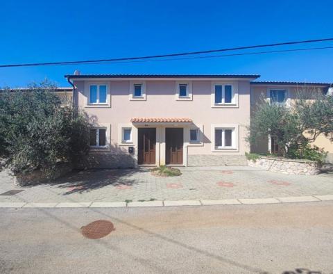 Dům se dvěma apartmány v Njivice s krásným výhledem na moře 