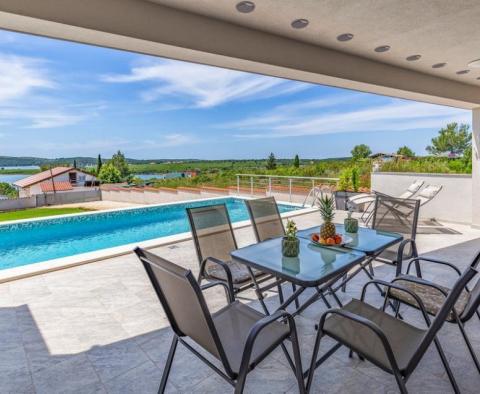 Modern villa with swimming pool just 150 meters from the sea in Medulin 