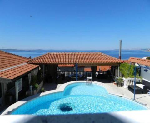 Apart-Villa in Dugi Rat, nur 70 Meter vom Meer entfernt 