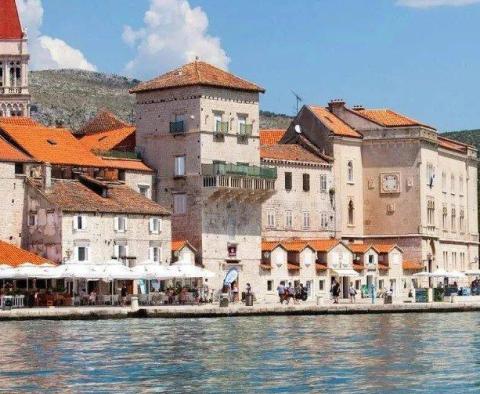Steinhaus zum Verkauf im mittelalterlichen Trogir, nur 60 Meter vom Meer entfernt 