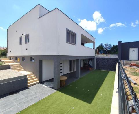 Moderne Familienvilla von 240 m2 auf 1553 m2 Grundstück 