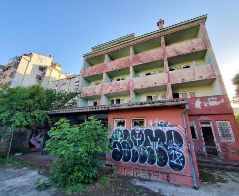 Propriété à rénover à Rovinj à seulement 300 mètres de la mer dans le quartier de l'hôtel Grand Park 