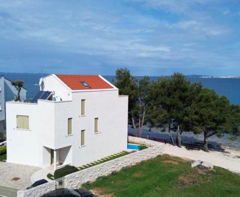 Belle villa d'un emplacement unique au premier rang de la mer dans la région de Zadar 
