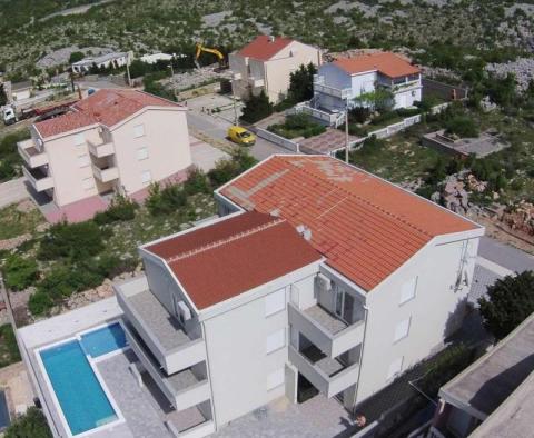 Dom z 9 apartamentami w Cesarica, Karlobag 150 metrów od morza 