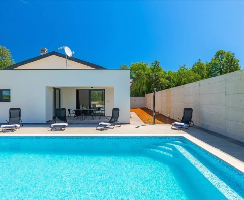 Maison de plain-pied nouvellement construite avec piscine dans le quartier de Rabac 