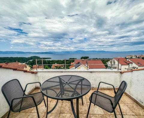 Appartement avec vue imprenable sur la mer et prix incroyablement bas à Njivice, Omišalj 