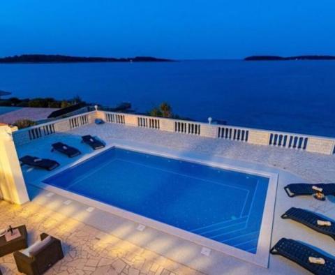 Villa à Korcula sur la 1ère ligne de mer avec une vue incroyable sur la mer et un quai privé pour les bateaux ! 