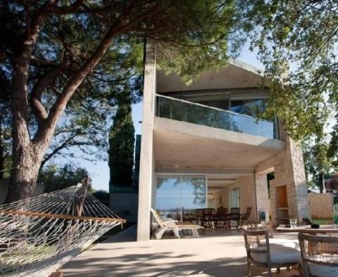 Willa w pierwszej linii brzegowej o wyjątkowej architekturze, tuż przy plaży - wyjątkowa nieruchomość na Istrii! 