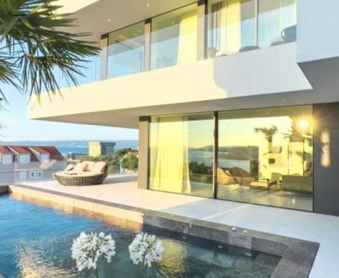 Luxury villa in a top location near Split, with sea views 