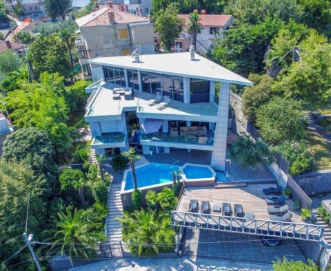 Eine beeindruckende moderne Villa mit Swimmingpool im Zentrum von Opatija, nur wenige Schritte vom Lungomare entfernt 
