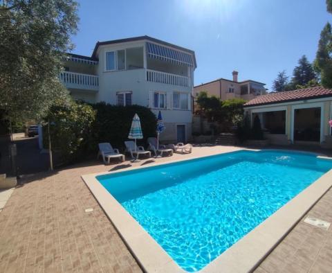 Immeuble avec vue mer à Fazana, à 500 mètres de la mer 