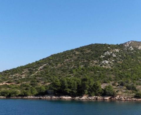 Fantastisches T1-Grundstück auf der begehrten Insel Hvar, nur 50 Meter vom Meer entfernt 