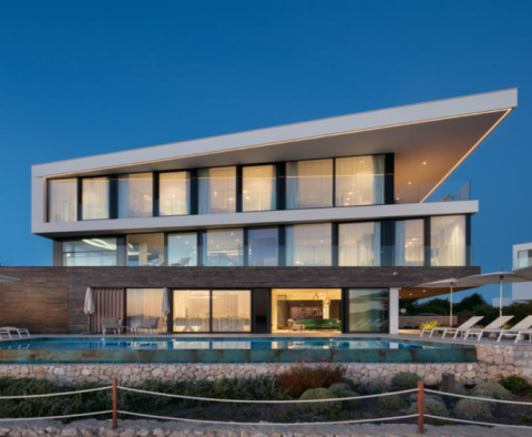 Csodálatos 1. vonalbeli modern villa a tengerparton Zadar környékén 