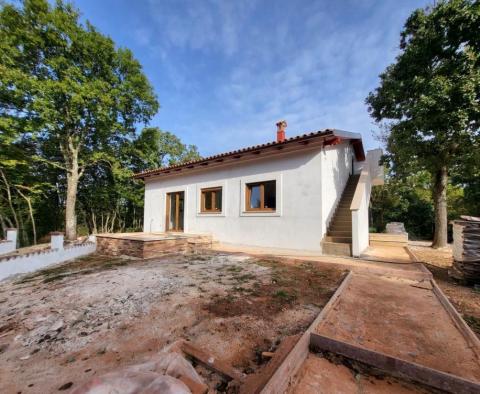 Nouvelle maison individuelle avec une intimité totale dans le quartier de Barban 