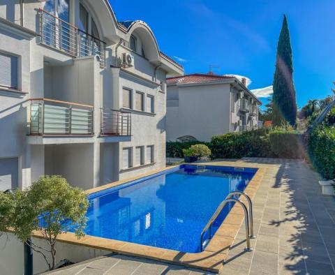 Kedvezményes! Kiváló apartman egy újabb épületben, medencével a strand közelében, panorámás kilátással és garázzsal Iciciben! 