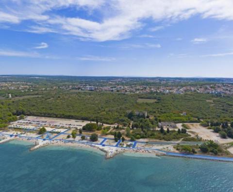 Egyedülálló projekt a csodálatos kavicsos strand mellett Pula külvárosában 