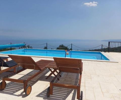 Appart-hôtel unique nouvellement construit à Opatija avec piscine et vue sur la mer 