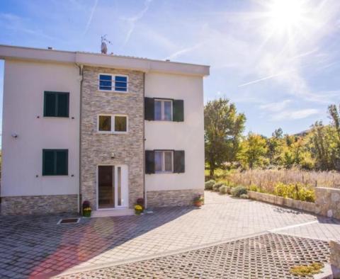 Haus mit 6 möblierten Mietwohnungen in Baska auf der Insel Krk 