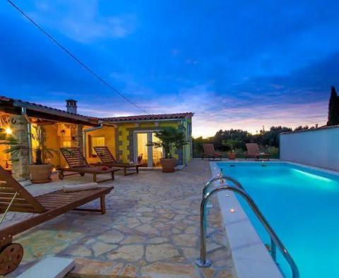 Two houses with swimming pool in an ideal location in Pula 