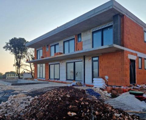 Przestronny nowy budynek o nowoczesnym designie w Liznjan 