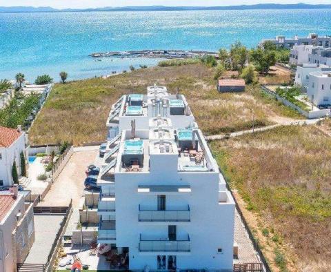 Villa mitoyenne de luxe à vendre dans la région de Zadar, à 100 mètres de la mer seulement 